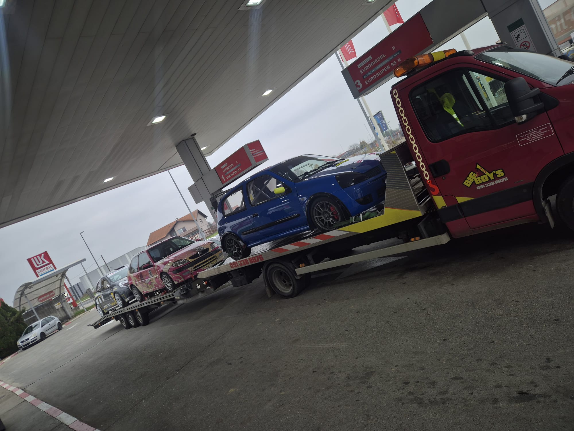 Big Boy's vučna služba - Iveco Daily vuče dva automobila na benzinskoj