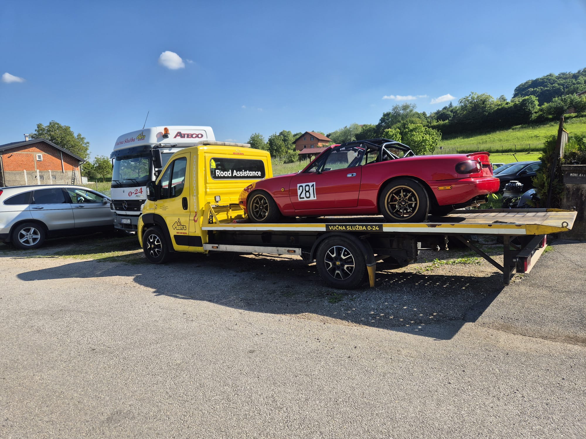 Big Boy's vučna služba - Iveco prevozi Mazdu Miata s rally oznakama