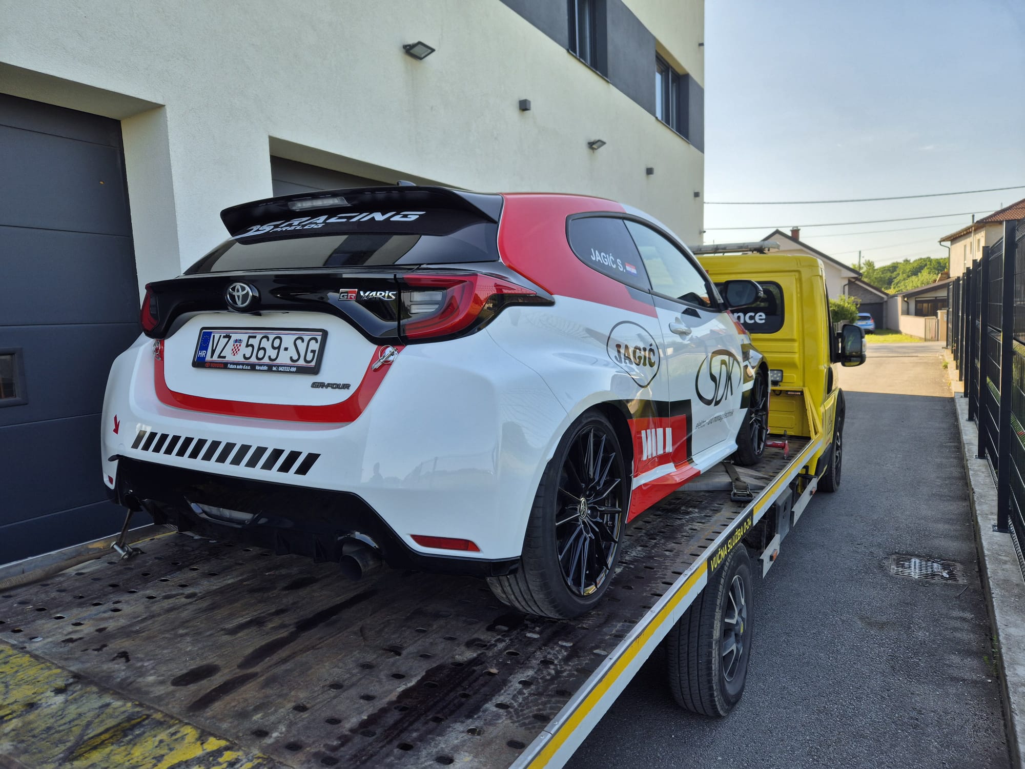 Big Boy's vučna služba - žuti Iveco prevozi Toyota GR Yaris