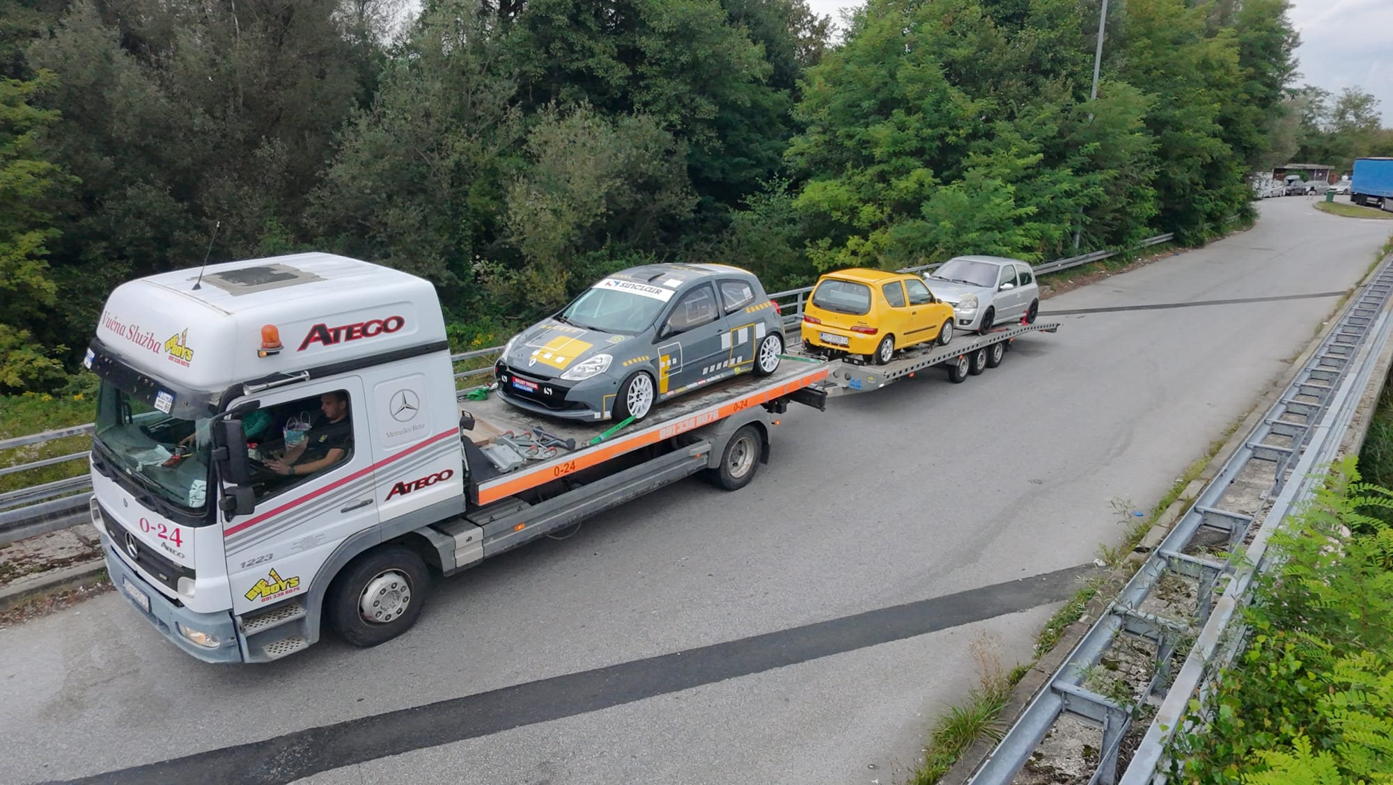 Big Boy's vučna služba - Mercedes Atego prevozi više automobila